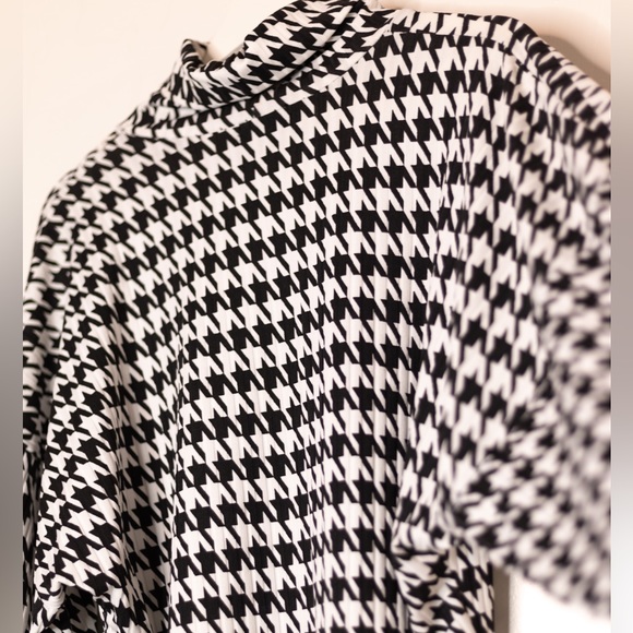 PrettyLittleThing Mono Roll Neck Oversized Sweater -M - Picture 2 of 4